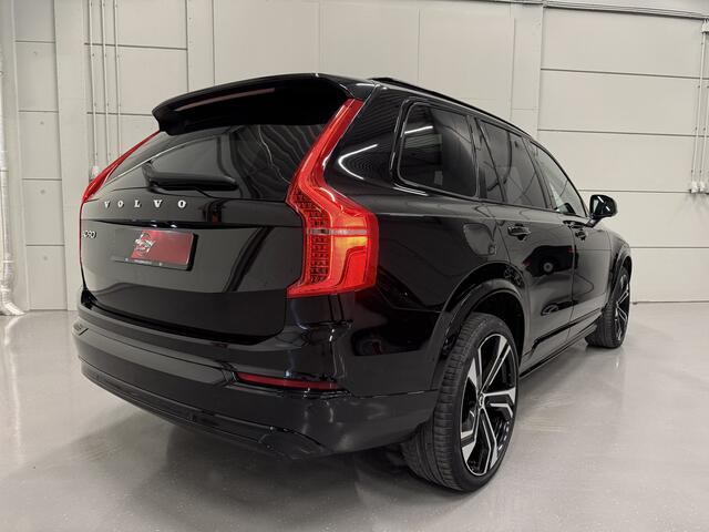 Volvo XC90 T8 Recharge AWD R-Design PANO/B&W/LUCHTVERING/HEAD-UP/360CAMERA/MASSAGE+VENTILATIE/22"LMV/DONKERE-HEMEL/BLACK ALL BLACK EDITION/VOLLEDIGE VOLVO DEALER HISTORIE