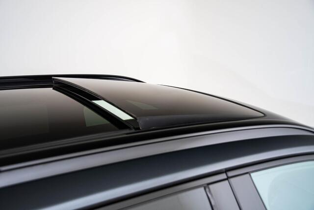 Volvo XC90 2.0 T8 Recharge AWD R-Design Panoramadak - Trekhaak - Head up - Harman Kardon - Adaptieve Cruise Control - Parkeerverwarming met timer - Getinte Ruiten - Gelamineerde zijruiten en achterruit -