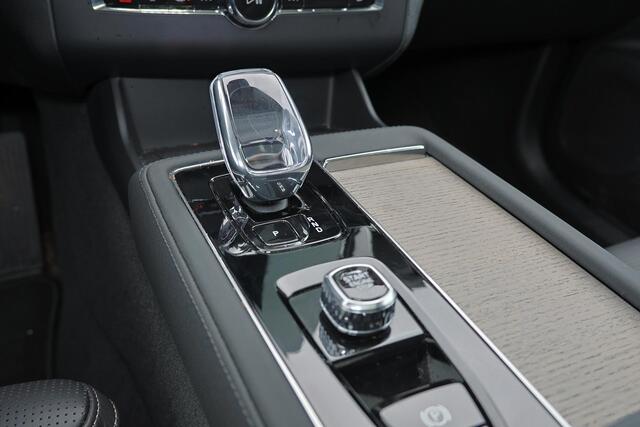 Volvo XC90 T8 Recharge AWD Ultra Dark - Luchtvering - Panorama/schuifdak - IntelliSafe Assist & Surround - 360º Camera - Bowers & Wilkins audio - Adaptieve LED koplampen - Verwarmde voorstoelen, stuur & achterbank - Parkeersensoren voor & achter - Elektr. bedienb. v