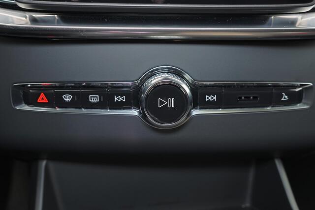 Volvo XC90 T8 Recharge AWD Ultra Dark - Luchtvering - Panorama/schuifdak - IntelliSafe Assist & Surround - 360º Camera - Bowers & Wilkins audio - Adaptieve LED koplampen - Verwarmde voorstoelen, stuur & achterbank - Parkeersensoren voor & achter - Elektr. bedienb. v