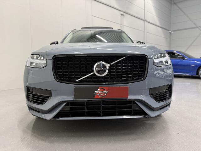 Volvo XC90 T8 Recharge AWD R-Design PANO/TREKHAAK/LUCHTVERING/B&W/22"/360CAMERA/MASSAGE+VENTILATIE/HEAD-UP/NAPPA LEER ZWART/THUNDER-GREY/VOLLEDIG VOLVO DEALER HISTORIE/TOPCONDITIE