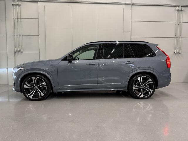 Volvo XC90 T8 Recharge AWD R-Design PANO/TREKHAAK/LUCHTVERING/B&W/22"/360CAMERA/MASSAGE+VENTILATIE/HEAD-UP/NAPPA LEER ZWART/THUNDER-GREY/VOLLEDIG VOLVO DEALER HISTORIE/TOPCONDITIE