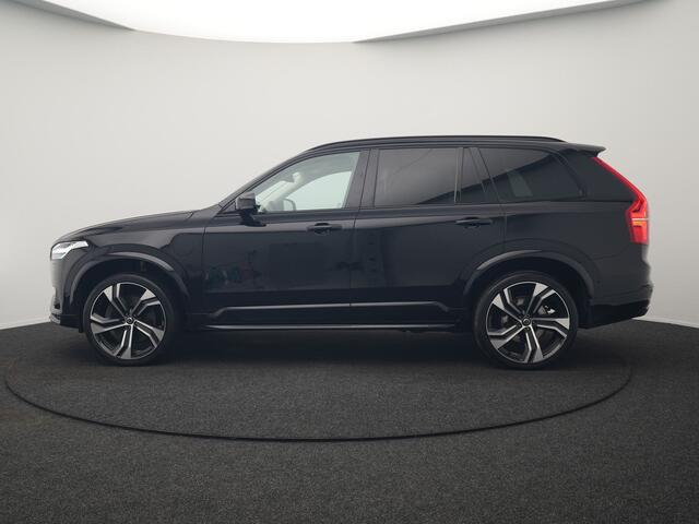 Volvo XC90 T8 Recharge AWD Ultimate Dark Plug In Hybrid LONG RANGE 455pk 7 Persoons PHEV | Trekhaak af Fabriek | Panodak | Adaptive Cruise | 360 Camera | 22"L.M | Head Up | Google Maps | Pilot Assist | Harmand Kardon | Stuurverwarming |