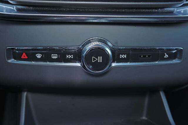 Volvo XC90 T8 Recharge AWD Plus Dark - Luchtvering - Panorama/schuifdak - IntelliSafe Assist & Surround - 360º Camera - Bowers & Wilkins audio - Adaptieve LED koplampen - Verwarmde voorstoelen, stuur & achterbank - Parkeersensoren voor & achter - Elektr. bedienb. vo