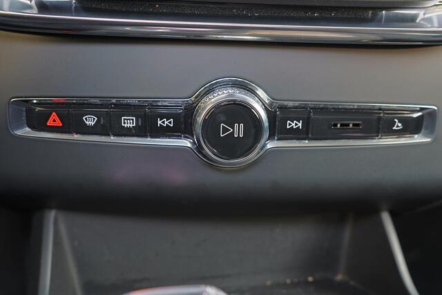 Volvo XC90 T8 Recharge AWD Ultra Dark - Panorama/schuifdak - IntelliSafe Assist & Surround - 360º Camera - Harman/Kardon audio - Adaptieve LED koplampen - Verwarmde voorstoelen, stuur & achterbank - Parkeersensoren voor & achter - Elektr. bedienb. voorstoelen met ge