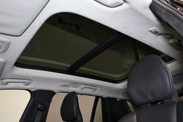 Volvo XC90 T8 Recharge AWD Ultra Dark - Luchtvering - Panorama/schuifdak - IntelliSafe Assist & Surround - 360º Camera - Bowers & Wilkins audio - Adaptieve LED koplampen - Verwarmde voorstoelen, stuur & achterbank - Parkeersensoren voor & achter - Elektr. bedienb. v