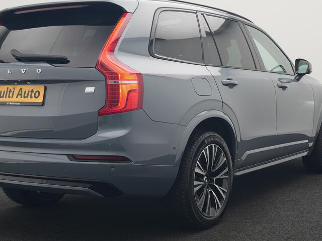 Volvo XC90 T8 Recharge AWD Ultimate Dark 7 Persoons LONG RANGE Plug In Hybrid 455pk Dealer O.H. PHEV | Trekhaak Af Fabriek | Panodak | Head Up | Adaptive Cruise | Harman / Kardon | 360 Camera | Lederen Sportstoelen Massage & Memory & Ventilatie | Google Assistent | 