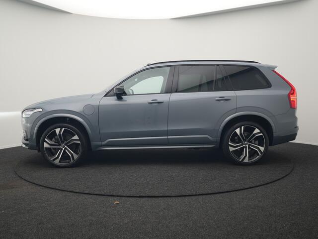 Volvo XC90 T8 Recharge AWD Plus Dark 7 Persoons LONG RANGE Plug In Hybrid 455pk Dealer O.H. PHEV | Trekhaak Af Fabriek | Panodak | Adaptive Cruise | Camera | Harman / Kardon | Lederen Sportstoelen Memory & Verwarmd | Google Assistent | Stuur Verwarmd | Keyless | Bli