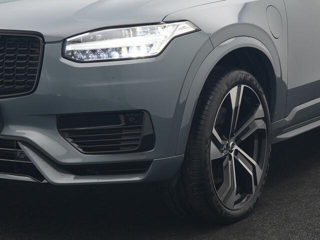 Volvo XC90 T8 Recharge AWD Plus Dark 7 Persoons LONG RANGE Plug In Hybrid 455pk Dealer O.H. PHEV | Trekhaak Af Fabriek | Panodak | Adaptive Cruise | Camera | Harman / Kardon | Lederen Sportstoelen Memory & Verwarmd | Google Assistent | Stuur Verwarmd | Keyless | Bli