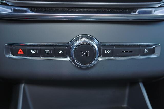 Volvo XC90 T8 Recharge AWD Plus Dark - Luchtvering - Panorama/schuifdak - IntelliSafe Assist & Surround - 360º Camera - Bowers & Wilkins audio - Adaptieve LED koplampen - Verwarmde voorstoelen, stuur & achterbank - Parkeersensoren voor & achter - Elektr. bedienb. vo