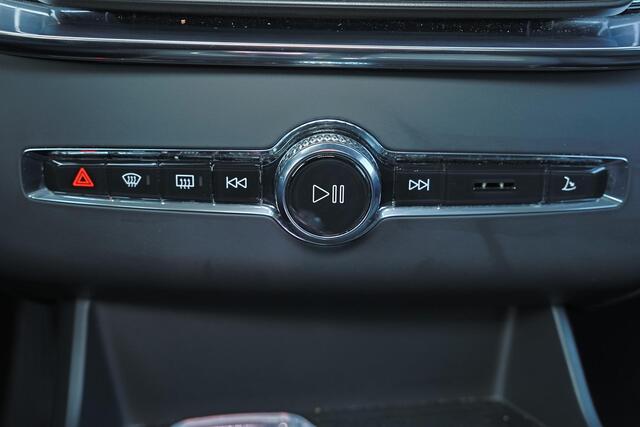 Volvo XC90 T8 Recharge AWD Ultra Dark - Luchtvering - Panorama/schuifdak - IntelliSafe Assist & Surround - 360º Camera - Bowers & Wilkins audio - Adaptieve LED koplampen - Verwarmde voorstoelen, stuur & achterbank - Parkeersensoren voor & achter - Elektr. bedienb. v