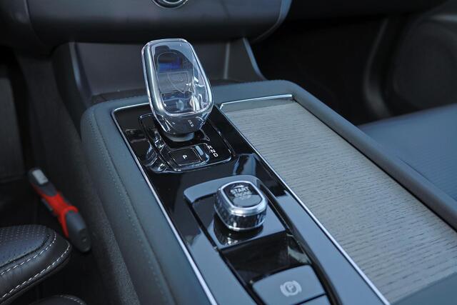 Volvo XC90 T8 Recharge AWD Ultra Dark - Luchtvering - Panorama/schuifdak - IntelliSafe Assist & Surround - 360º Camera - Bowers & Wilkins audio - Adaptieve LED koplampen - Verwarmde voorstoelen, stuur & achterbank - Parkeersensoren voor & achter - Elektr. bedienb. v