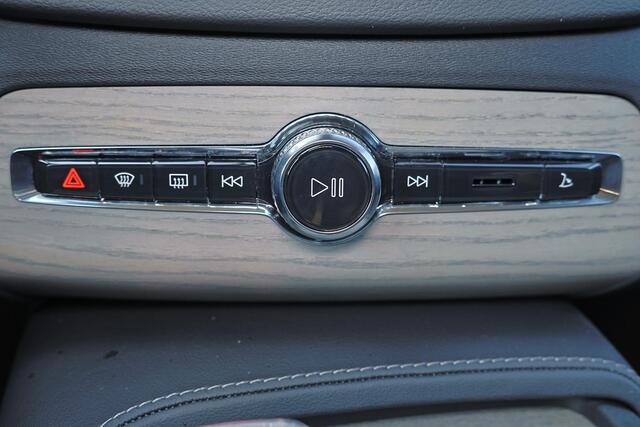 Volvo XC90 T8 Recharge AWD Ultra Dark - Panorama/schuifdak - IntelliSafe Assist & Surround - 360º Camera - Bowers & Wilkins audio - Adaptieve LED koplampen - Verwarmde voorstoelen, stuur & achterbank - Parkeersensoren voor & achter - Elektr. bedienb. voorstoelen met