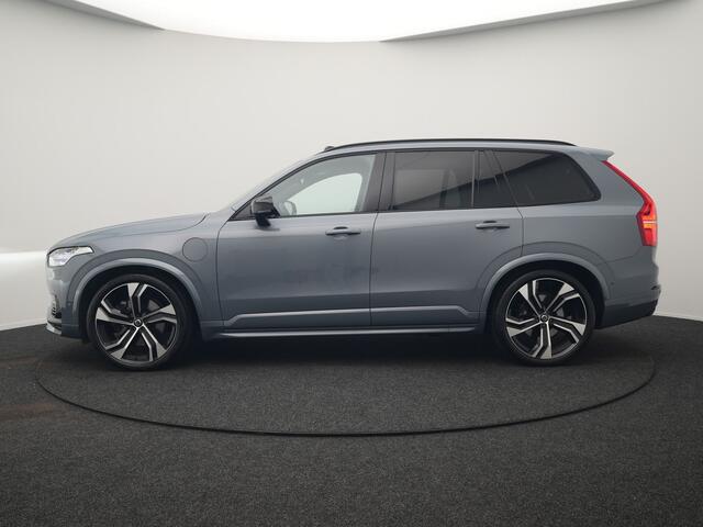 Volvo XC90 T8 Recharge AWD Ultimate Dark 7 Persoons LONG RANGE Plug In Hybrid 455pk Dealer O.H. PHEV | Trekhaak Af Fabriek | Panodak | Luchtvering | Adaptive Cruise | Head Up | 360 Camera | Harman / Kardon | Lederen Sportstoelen Memory & Verwarmd | 22"L.M | Stuur V