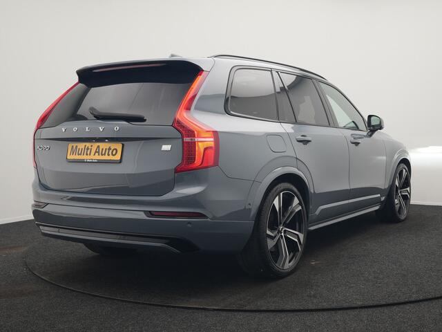 Volvo XC90 T8 Recharge AWD Ultimate Dark 7 Persoons LONG RANGE Plug In Hybrid 455pk Dealer O.H. PHEV | Trekhaak Af Fabriek | Panodak | Luchtvering | Adaptive Cruise | Head Up | 360 Camera | Harman / Kardon | Lederen Sportstoelen Memory & Verwarmd | 22"L.M | Stuur V