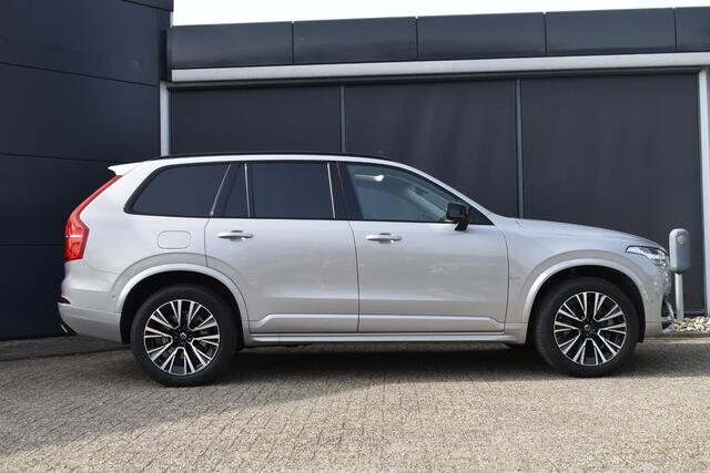 Volvo XC90 T8 Plug-in hybrid AWD Ultra Dark | Verwarmde, Geventileerde en Masserende Voorstoelen | Luchtvering | Panoramisch Schuif-/Kanteldak | Semi-Elektrische Trekhaak | 360º Camera | Gelamineerd en Getint Glas Achter| Bowers & Wilkins |