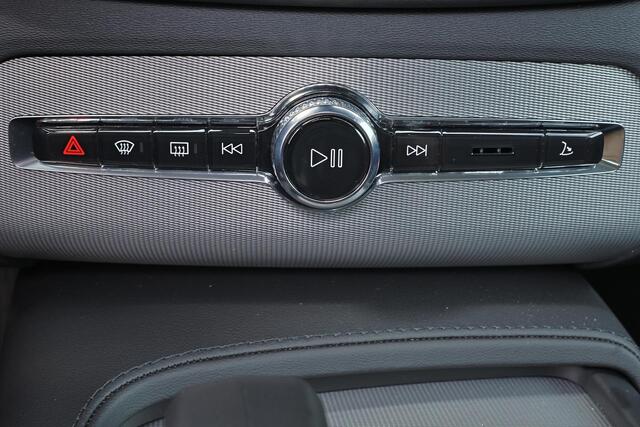 Volvo XC90 T8 Recharge AWD Ultra Bright - Panorama/schuifdak - IntelliSafe Assist & Surround - Harman/Kardon audio - Adaptieve LED koplampen - Parkeercamera achter - Verwarmde voorstoelen, stuur & achterbank - Parkeersensoren voor & achter - Head up display - Elektr