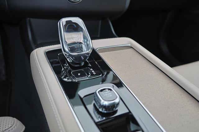 Volvo XC90 T8 Recharge AWD Plus Dark - Luchtvering - Panorama/schuifdak - IntelliSafe Assist & Surround - 360º Camera - Bowers & Wilkins audio - Adaptieve LED koplampen - Verwarmde voorstoelen, stuur & achterbank - Parkeersensoren voor & achter - Elektr. bedienb. vo