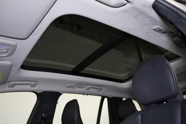 Volvo XC90 T8 Recharge AWD Ultra Dark - Luchtvering - Panorama/schuifdak - IntelliSafe Assist & Surround - 360º Camera - Bowers & Wilkins audio - Adaptieve LED koplampen - Verwarmde voorstoelen, stuur & achterbank - Parkeersensoren voor & achter - Elektr. bedienb. v