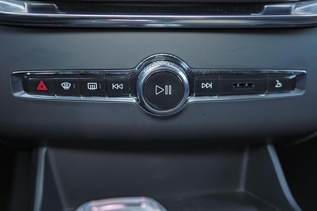 Volvo XC90 T8 Recharge AWD Plus Dark - Panorama/schuifdak - IntelliSafe Assist & Surround - 360º Camera - Harman/Kardon audio - Adaptieve LED koplampen - Verwarmde voorstoelen, stuur & achterbank - Parkeersensoren voor & achter - Elektr. bedienb. voorstoelen met geh