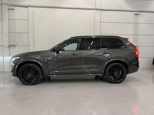 Volvo XC90 T8 Recharge AWD R-Design PANO/LUCHTVERING/B&W/TREKHAAK/22"BLACK/HEAD-UP/MASSAGE+VENTILATIE/NAPPA-LEER/360CAMERA/PINE-GREY/DONKERE-ALCANTARA HEMEL/VOLLEDIG VOLVO DEALER HISTORIE