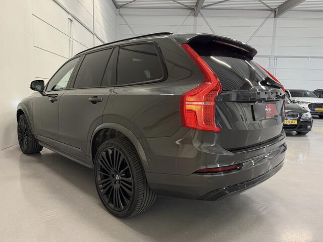 Volvo XC90 T8 Recharge AWD R-Design PANO/LUCHTVERING/B&W/TREKHAAK/22"BLACK/HEAD-UP/MASSAGE+VENTILATIE/NAPPA-LEER/360CAMERA/PINE-GREY/DONKERE-ALCANTARA HEMEL/VOLLEDIG VOLVO DEALER HISTORIE