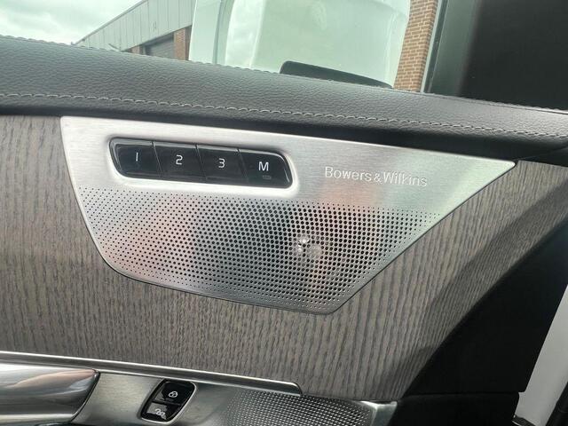 Volvo XC90 Plug-in Hybrid T8 AWD Ultimate Bright | Long Range | Trekhaak | Bowers & Wilkins audio | Luchtvering | 22 inch velgen | Stoelmassage | Stoelventilatie | Standkachel | Stoel- en stuurverwarming | Getint glas | Adaptive cruise control | 7 zitplaatsen |