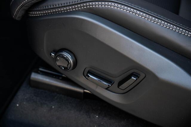 Volvo XC90 T8 Plug-in hybrid AWD Ultra Black Ed. Exec. | Google | Long Range | Ventilatie Voorstoelen | Bowers & Wilkins Audio | Luchtvering | Head-Up Display | Stoel-/Stuurverwarming | Adaptieve Cruise Control | 360 Camera | Massage | Gelamineerde Zijruiten Rondom 