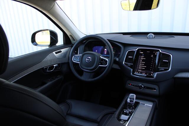 Volvo XC90 2.0 T8 Recharge AWD Ultra Dark | Incl. 12 maanden garantie | 7 persoons | Panorama dak | Massage stoelen | Stoel & Stuur verwarming | Stoelventilatie | Memory seats | Stoelverwarming achter | 360° Camera | Elektrische kofferklep | Bower & Wilkins | Head-