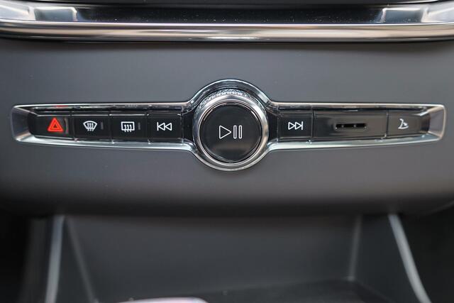 Volvo XC90 T8 Recharge AWD Ultra Dark Exec. Ed. - Luchtvering - Panorama/schuifdak - IntelliSafe Assist & Surround - 360º Camera - Bowers & Wilkins audio - Adaptieve LED koplampen - Verwarmde voorstoelen, stuur & achterbank - Parkeersensoren voor & achter - Elektr. 