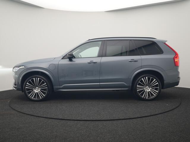 Volvo XC90 T8 Recharge AWD Ultimate Dark LONG RANGE 7 Persoons PHEV 455pk Dealer O.H. | Trekhaak Af Fabriek | Panodak | Head Up | Adaptive Cruise | Harman / Kardon | Lederen Sportstoelen Memory & Verwarmd | 360 Camera | Keyless | Blis | Stuur Verwarmd | 22"L.M | Plu