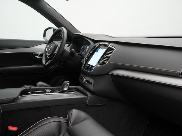 Volvo XC90 T8 Recharge AWD Ultimate Dark LONG RANGE 7 Persoons PHEV 455pk Dealer O.H. | Trekhaak Af Fabriek | Panodak | Head Up | Adaptive Cruise | Harman / Kardon | Lederen Sportstoelen Memory & Verwarmd | 360 Camera | Keyless | Blis | Stuur Verwarmd | 22"L.M | Plu