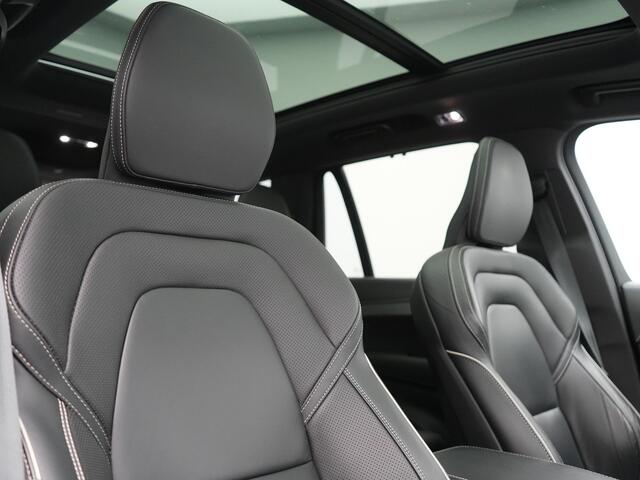 Volvo XC90 T8 Recharge AWD Ultimate Dark LONG RANGE 7 Persoons PHEV 455pk Dealer O.H. | Trekhaak Af Fabriek | Panodak | Head Up | Adaptive Cruise | Harman / Kardon | Lederen Sportstoelen Memory & Verwarmd | 360 Camera | Keyless | Blis | Stuur Verwarmd | 22"L.M | Plu