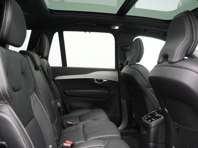 Volvo XC90 T8 Recharge AWD Ultimate Dark LONG RANGE 7 Persoons PHEV 455pk Dealer O.H. | Trekhaak Af Fabriek | Panodak | Head Up | Adaptive Cruise | Harman / Kardon | Lederen Sportstoelen Memory & Verwarmd | 360 Camera | Keyless | Blis | Stuur Verwarmd | 22"L.M | Plu