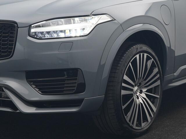 Volvo XC90 T8 Recharge AWD Ultimate Dark LONG RANGE 7 Persoons PHEV 455pk Dealer O.H. | Trekhaak Af Fabriek | Panodak | Head Up | Adaptive Cruise | Harman / Kardon | Lederen Sportstoelen Memory & Verwarmd | 360 Camera | Keyless | Blis | Stuur Verwarmd | 22"L.M | Plu
