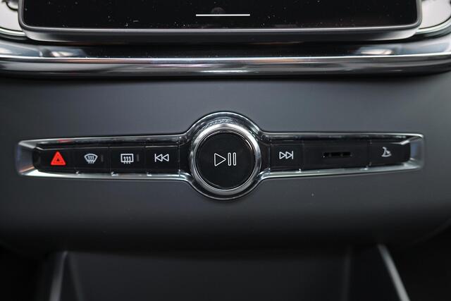 Volvo XC90 T8 AWD Ultra Bright Executive Edition - Luchtvering - Panorama/schuifdak - IntelliSafe Assist & Surround - 360º Camera - Bowers & Wilkins audio - Adaptieve LED koplampen - Verwarmde voorstoelen, stuur & achterbank - Parkeersensoren voor & achter - Elektr.
