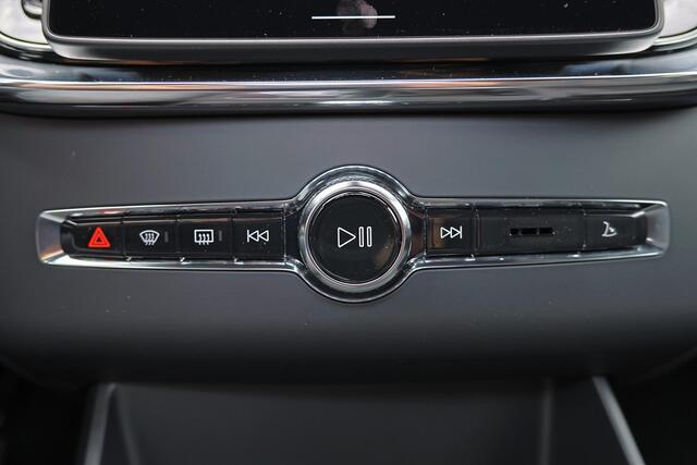 Volvo XC90 T8 Recharge AWD Ultra Dark Exec. Ed. - Luchtvering - Panorama/schuifdak - IntelliSafe Assist & Surround - 360º Camera - Bowers & Wilkins audio - Adaptieve LED koplampen - Verwarmde voorstoelen, stuur & achterbank - Parkeersensoren voor & achter - Elektr. 