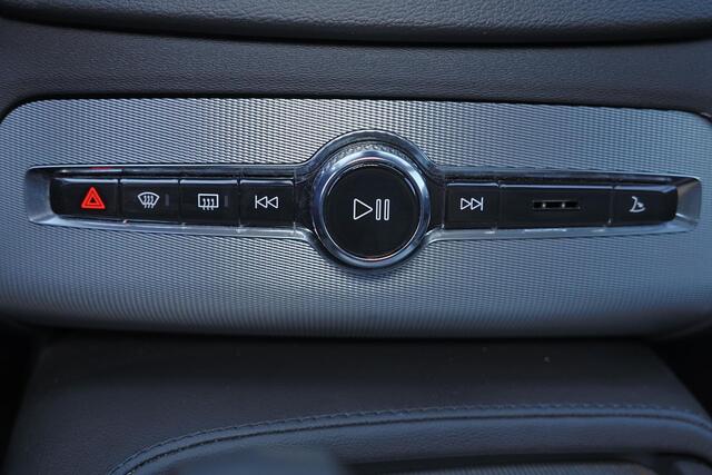 Volvo XC90 T8 Recharge AWD R-Design - Luchtvering - Panorama/schuifdak - IntelliSafe Assist & Surround - 360º Camera - Harman/Kardon audio - Adaptieve LED koplampen - Verwarmde voorstoelen, stuur & achterbank - Parkeersensoren voor & achter - Elektr. bedienb. voorst