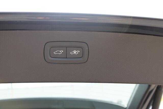 Volvo XC90 T8 455PK Autom Plug-in hybrid AWD Ultra Dark Luchtvering / Massagefunctie voorstoelen / Semi elektrisch wegklapbare trekhaak / Gelamineerd glas / Stoelventilatie / 21" lichtmetalen velgen