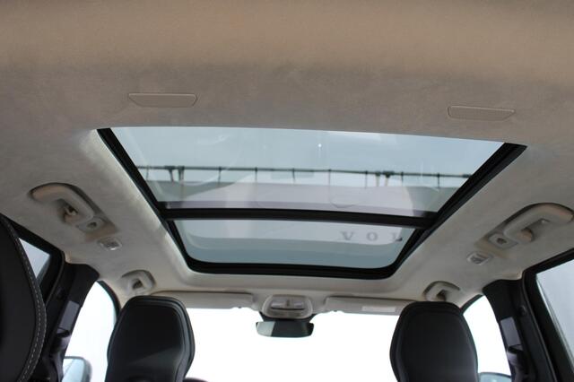 Volvo XC90 T8 455PK Autom Plug-in hybrid AWD Ultra Dark Luchtvering / Massagefunctie voorstoelen / Semi elektrisch wegklapbare trekhaak / Gelamineerd glas / Stoelventilatie / 21" lichtmetalen velgen