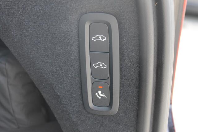 Volvo XC90 T8 455PK Autom Plug-in hybrid AWD Ultra Dark Luchtvering / Massagefunctie voorstoelen / Semi elektrisch wegklapbare trekhaak / Gelamineerd glas / Stoelventilatie / 21" lichtmetalen velgen