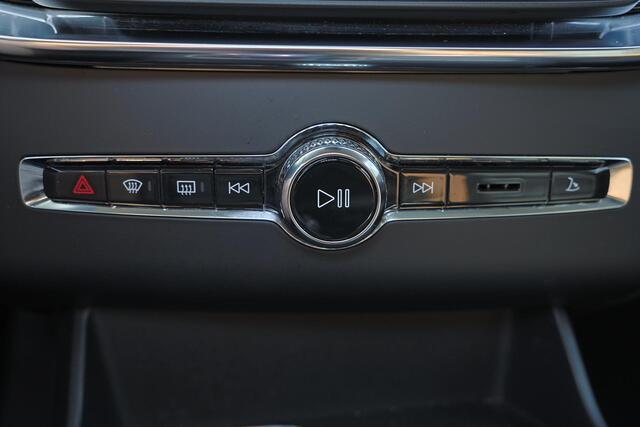 Volvo XC90 T8 Recharge AWD Ultra Bright - Luchtvering - Panorama/schuifdak - IntelliSafe Assist & Surround - 360º Camera - Bowers & Wilkins audio - Adaptieve LED koplampen - Verwarmde voorstoelen, stuur & achterbank - Parkeersensoren voor & achter - Elektr. bedienb.