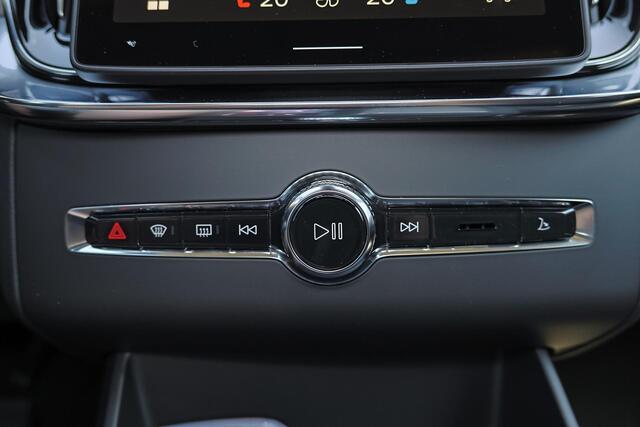 Volvo XC90 T8 Recharge AWD Ultra Bright Exec. Ed. - Luchtvering - Panorama/schuifdak - IntelliSafe Assist & Surround - 360º Camera - Bowers & Wilkins audio - Adaptieve LED koplampen - Verwarmde voorstoelen, stuur & achterbank - Parkeersensoren voor & achter - Elektr