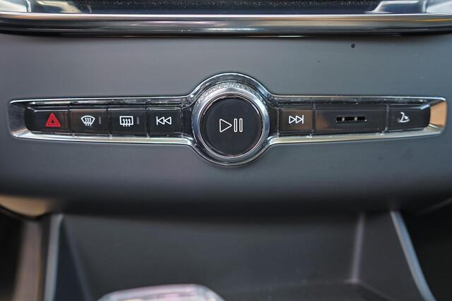 Volvo XC90 T8 Recharge AWD Ultra Bright - Luchtvering - Panorama/schuifdak - IntelliSafe Assist & Surround - 360º Camera - Bowers & Wilkins audio - Adaptieve LED koplampen - Verwarmde voorstoelen, stuur & achterbank - Parkeersensoren voor & achter - Elektr. bedienb.