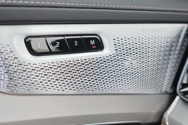 Volvo XC90 T8 Recharge AWD Ultra Dark Exec. Ed. - Luchtvering - Panorama/schuifdak - IntelliSafe Assist & Surround - 360º Camera - Bowers & Wilkins audio - Adaptieve LED koplampen - Verwarmde voorstoelen, stuur & achterbank - Parkeersensoren voor & achter - Elektr. 
