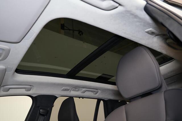 Volvo XC90 T8 Recharge AWD Ultra Dark - Panorama/schuifdak - IntelliSafe Assist & Surround - 360º Camera - Harman/Kardon audio - Adaptieve LED koplampen - Verwarmde voorstoelen, stuur & achterbank - Parkeersensoren voor & achter - Elektr. bedienb. voorstoelen met ge