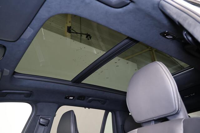 Volvo XC90 T8 Recharge AWD Ultra Black Ed. Exec. - Luchtvering - Panorama/schuifdak - IntelliSafe Assist & Surround - 360º Camera - Bowers & Wilkins audio - Verwarmde voorstoelen, stuur & achterbank - Parkeersensoren voor & achter - Elektr. bedienb. voorstoelen met 