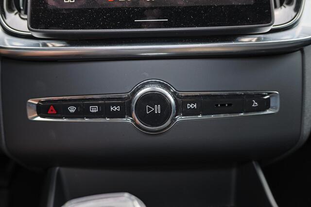 Volvo XC90 T8 Recharge AWD Plus Dark - Luchtvering - Panorama/schuifdak - IntelliSafe Assist & Surround - 360º Camera - Harman/Kardon audio - Adaptieve LED koplampen - Verwarmde voorstoelen, stuur & achterbank - Parkeersensoren voor & achter - Elektr. bedienb. voors
