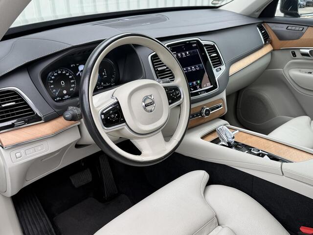 Volvo XC90 2.0 T8 Recharge AWD R-Design / SoH accupakket 97% / Dealer onderhouden / 7 Persoons / Panoramisch schuif/kantel dak / Geheugenfunctie voorstoelen / Elektrisch wegklapbare trekhaak 2350 kg trekgewicht / Harman Kardon Audio / All Season banden / Apple CarPl