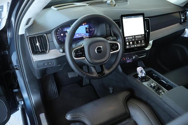 Volvo XC90 T8 Plug-in hybrid AWD Ultra Dark | Bowers & Wilkins Premium Audio | Luchtvering | Nappa Lederen bekleding met ventilatie | 360° Parkeercamera | Semi-Electrische Wegklapbare trekhaak | Panoramadak | Stoelverwarming | Parkeersensoren voor + achter